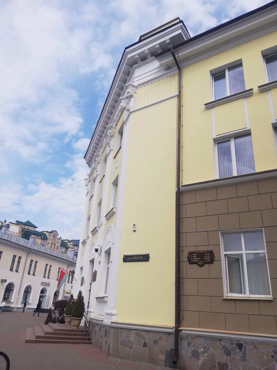 На зданиях в Бресте появились новые информационные доски с историческими названиями улиц