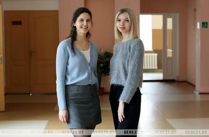 Педагоги Междулесской СШ Ирина Бабух (слева) и Дарья Кот