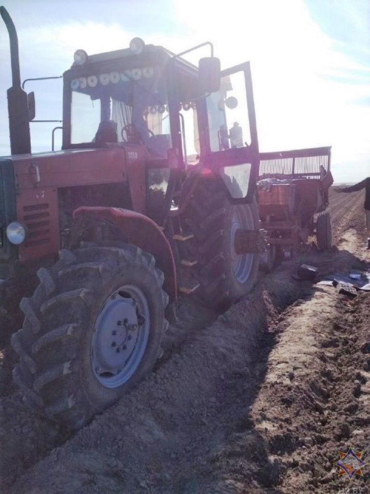 В Кобринском районе работники МЧС спасли мужчину, нога которого попала в картофелесажалку