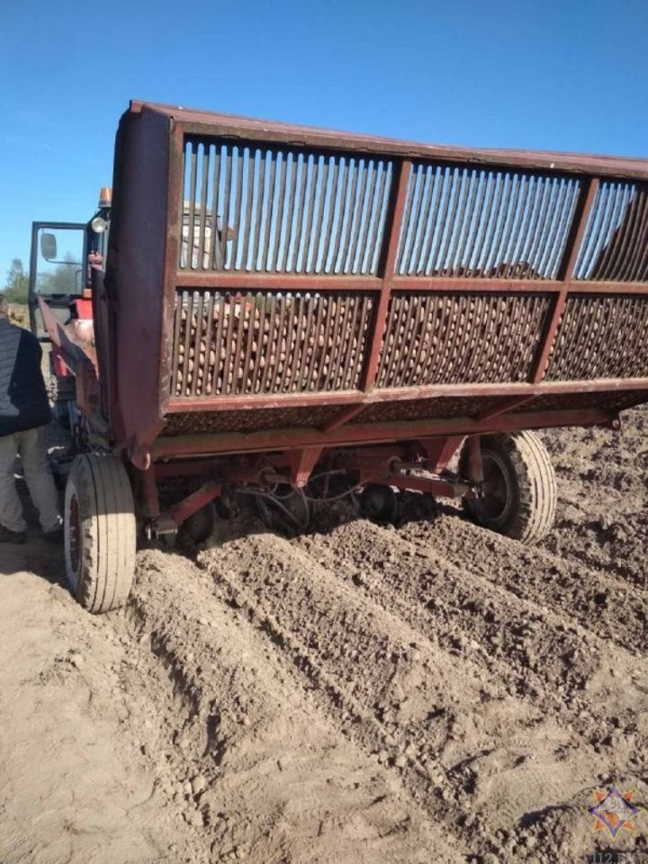 В Кобринском районе работники МЧС спасли мужчину, нога которого попала в картофелесажалку