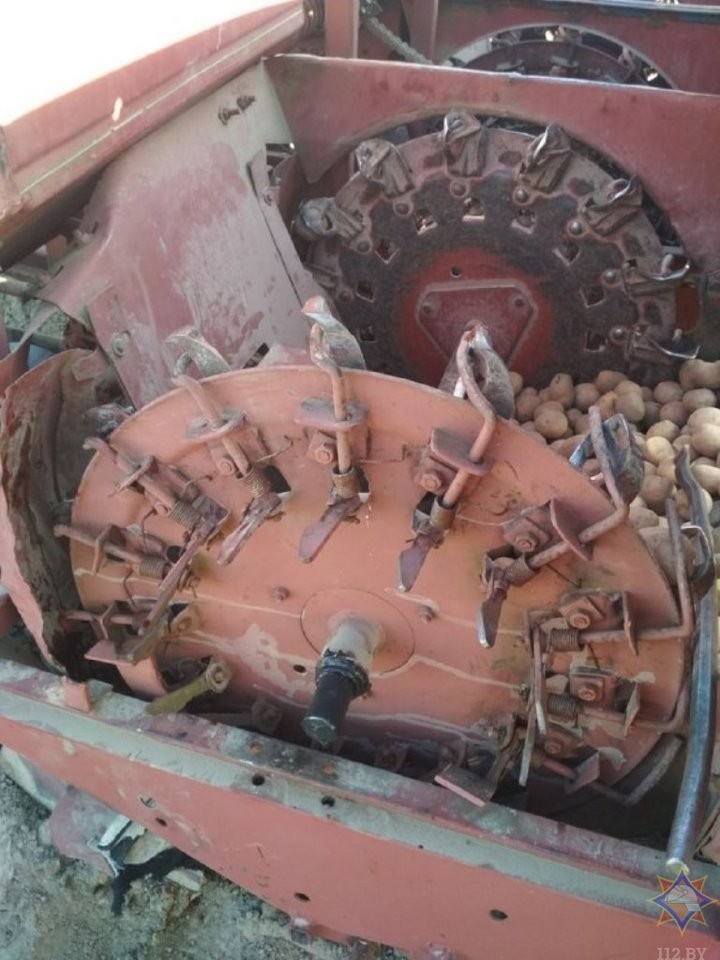 В Кобринском районе работники МЧС спасли мужчину, нога которого попала в картофелесажалку