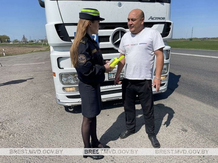 ГАИ на трассе М1 под Брестом останавливала транзитный транспорт. С какой целью?