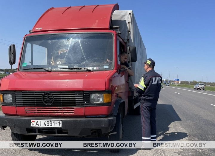 ГАИ на трассе М1 под Брестом останавливала транзитный транспорт. С какой целью?