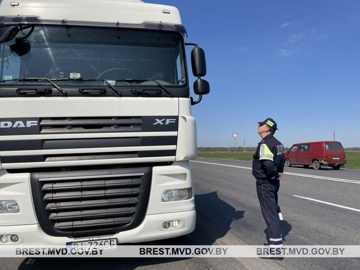 ГАИ на трассе М1 под Брестом останавливала транзитный транспорт. С какой целью?