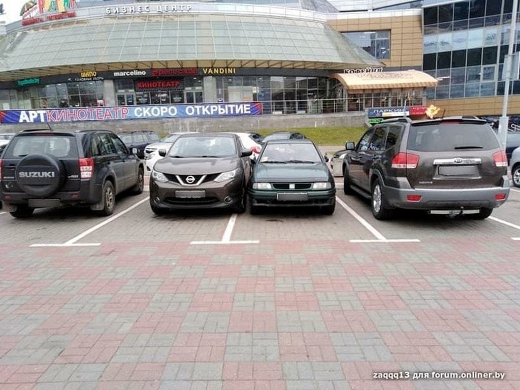 Парковка на два места: почему некоторые водители так поступают?