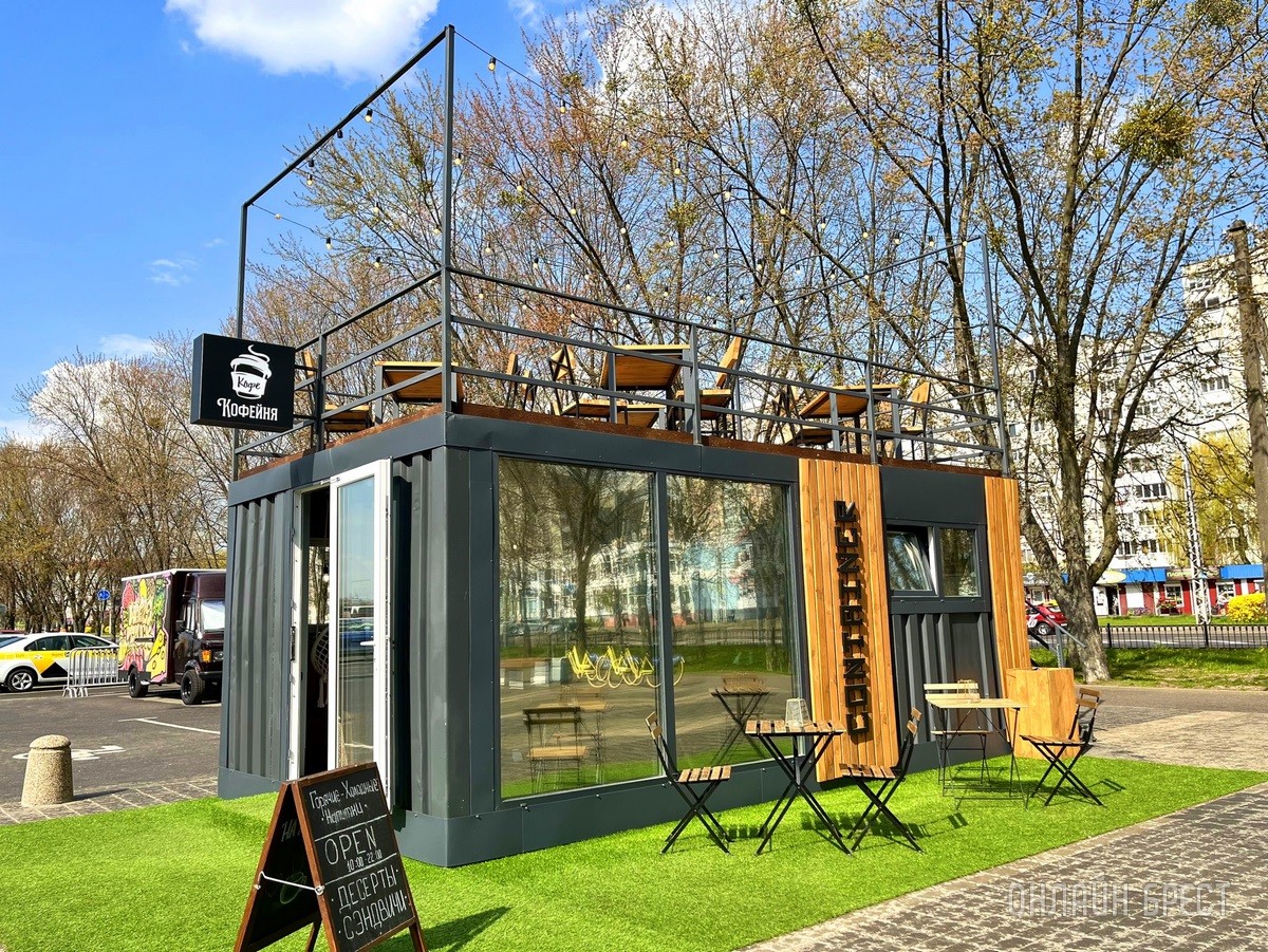 Летняя терраса на крыше кофейни из морского контейнера в Бресте