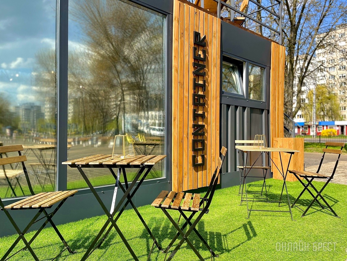 Летняя терраса на крыше кофейни из морского контейнера в Бресте