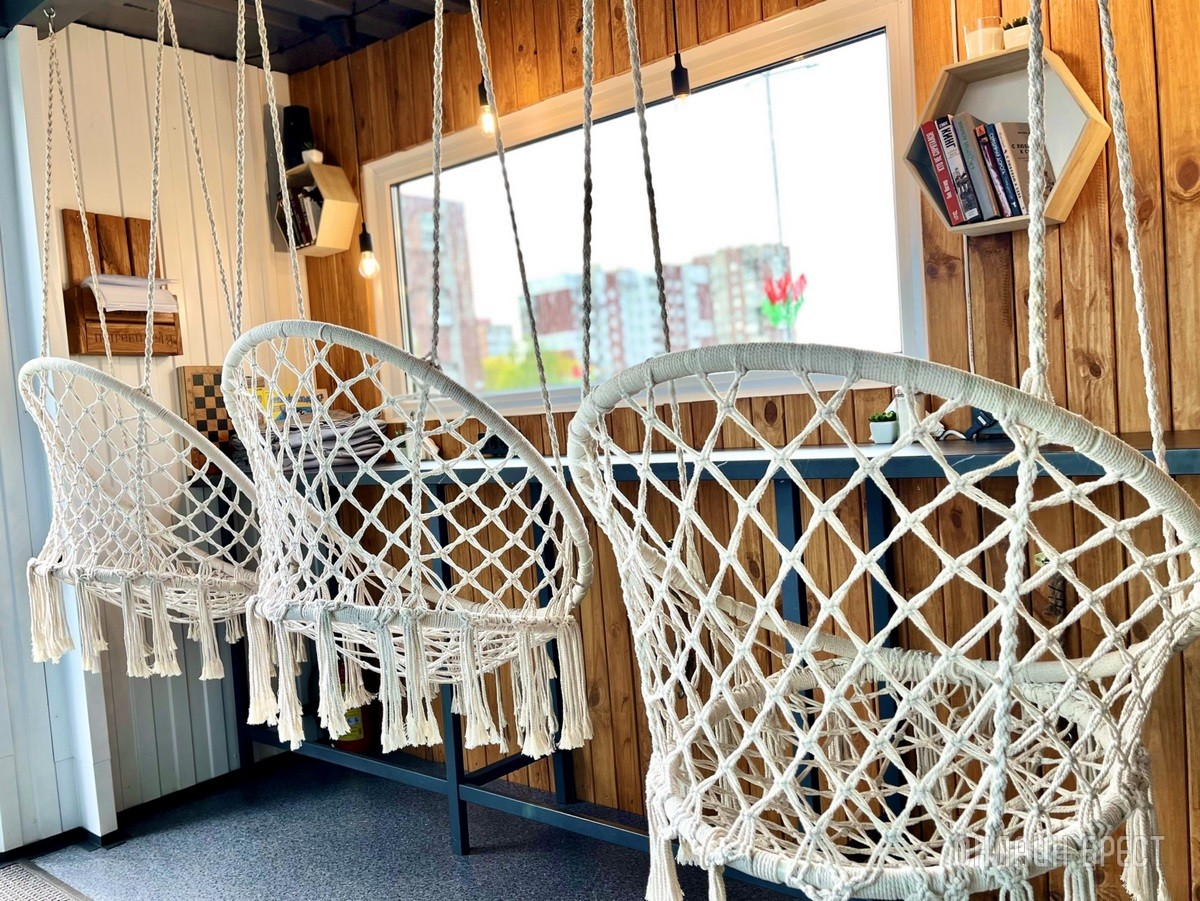 Летняя терраса на крыше кофейни из морского контейнера в Бресте