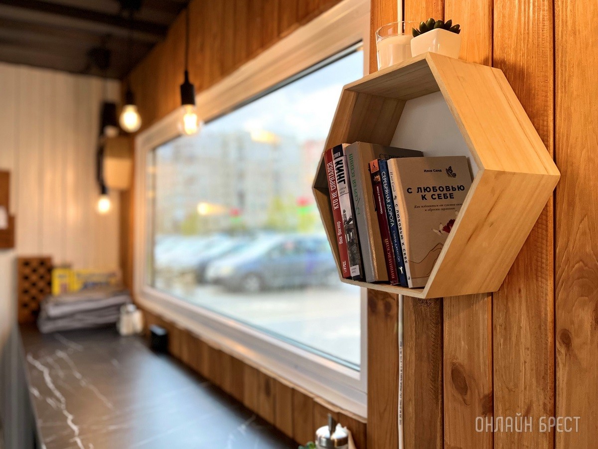 Летняя терраса на крыше кофейни из морского контейнера в Бресте