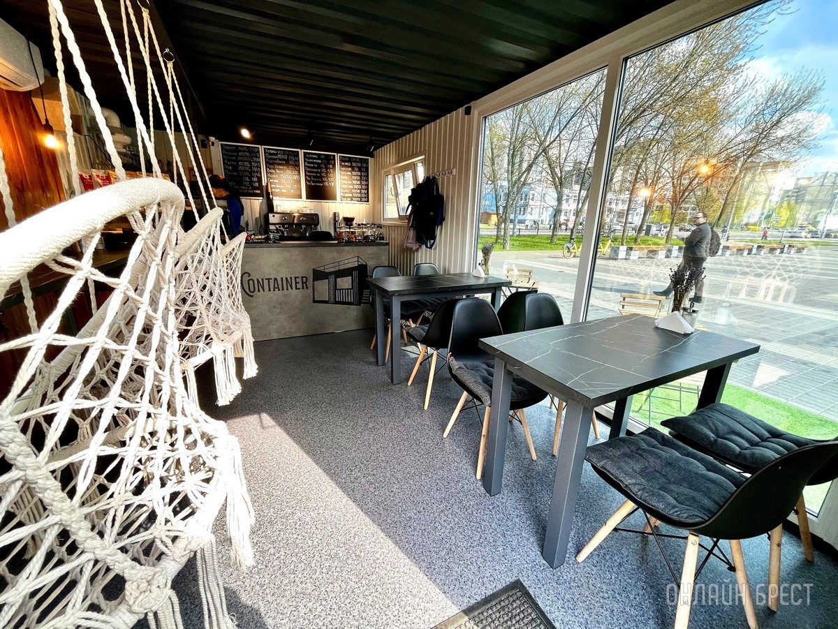 Летняя терраса на крыше кофейни из морского контейнера в Бресте