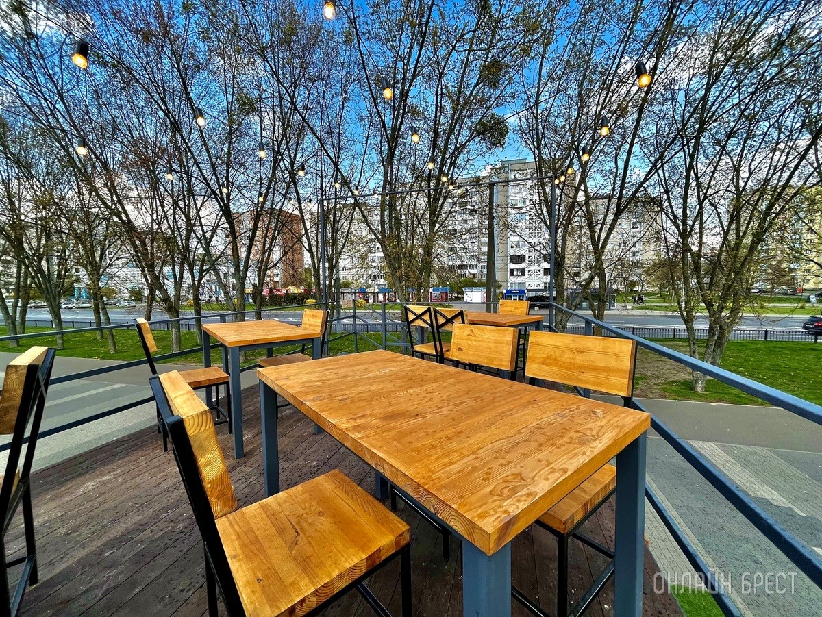 Летняя терраса на крыше кофейни из морского контейнера в Бресте