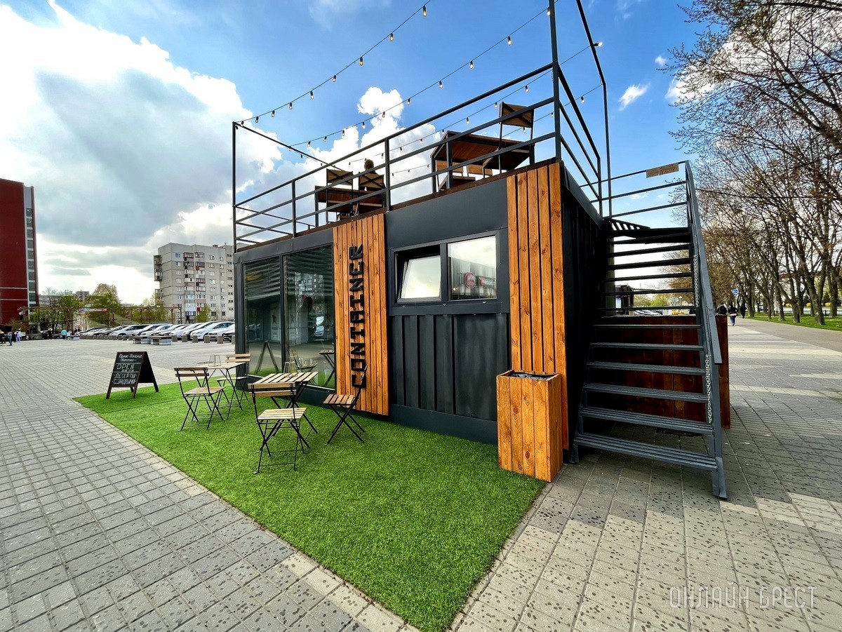 Летняя терраса на крыше кофейни из морского контейнера в Бресте