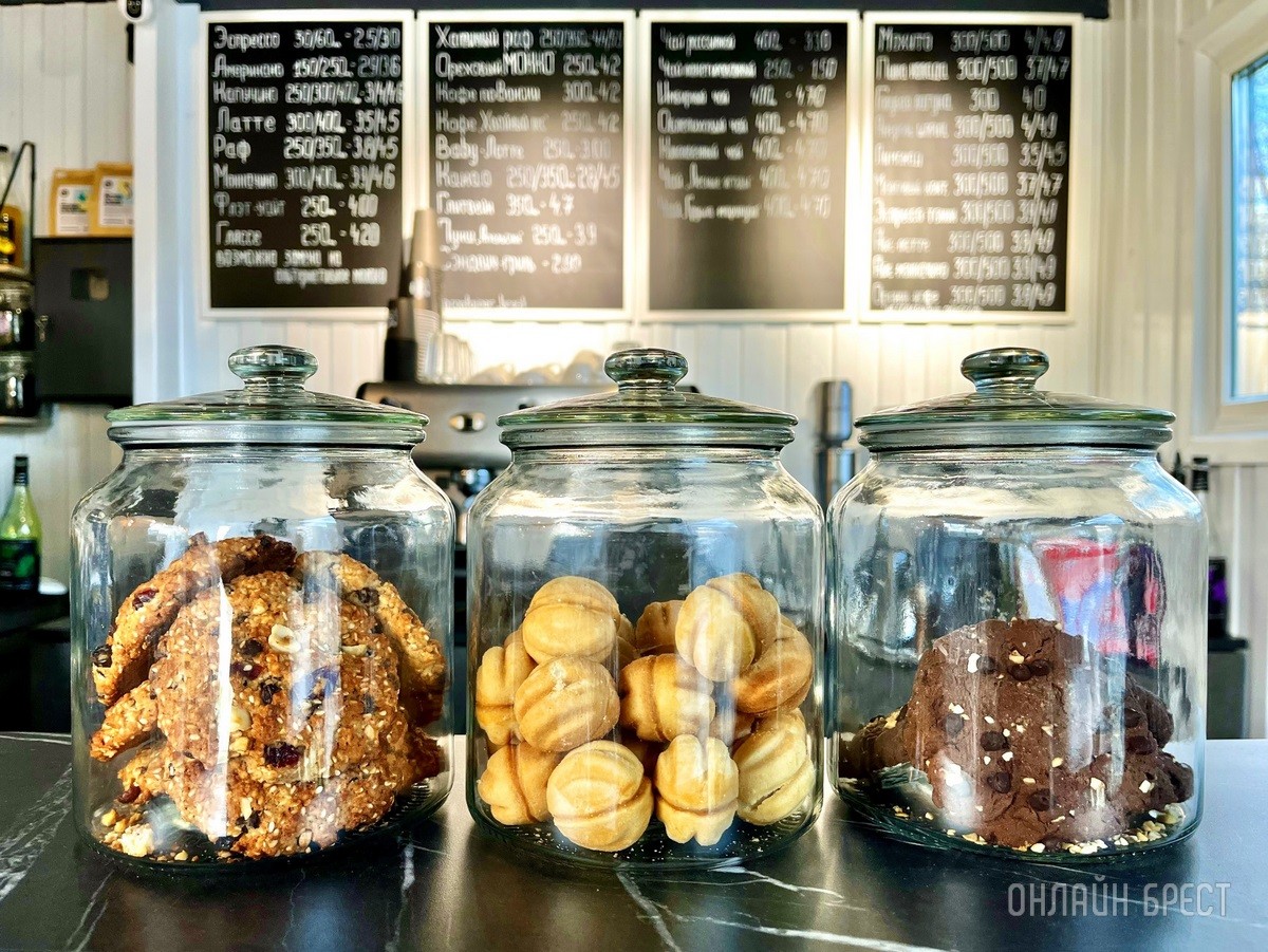 Летняя терраса на крыше кофейни из морского контейнера в Бресте