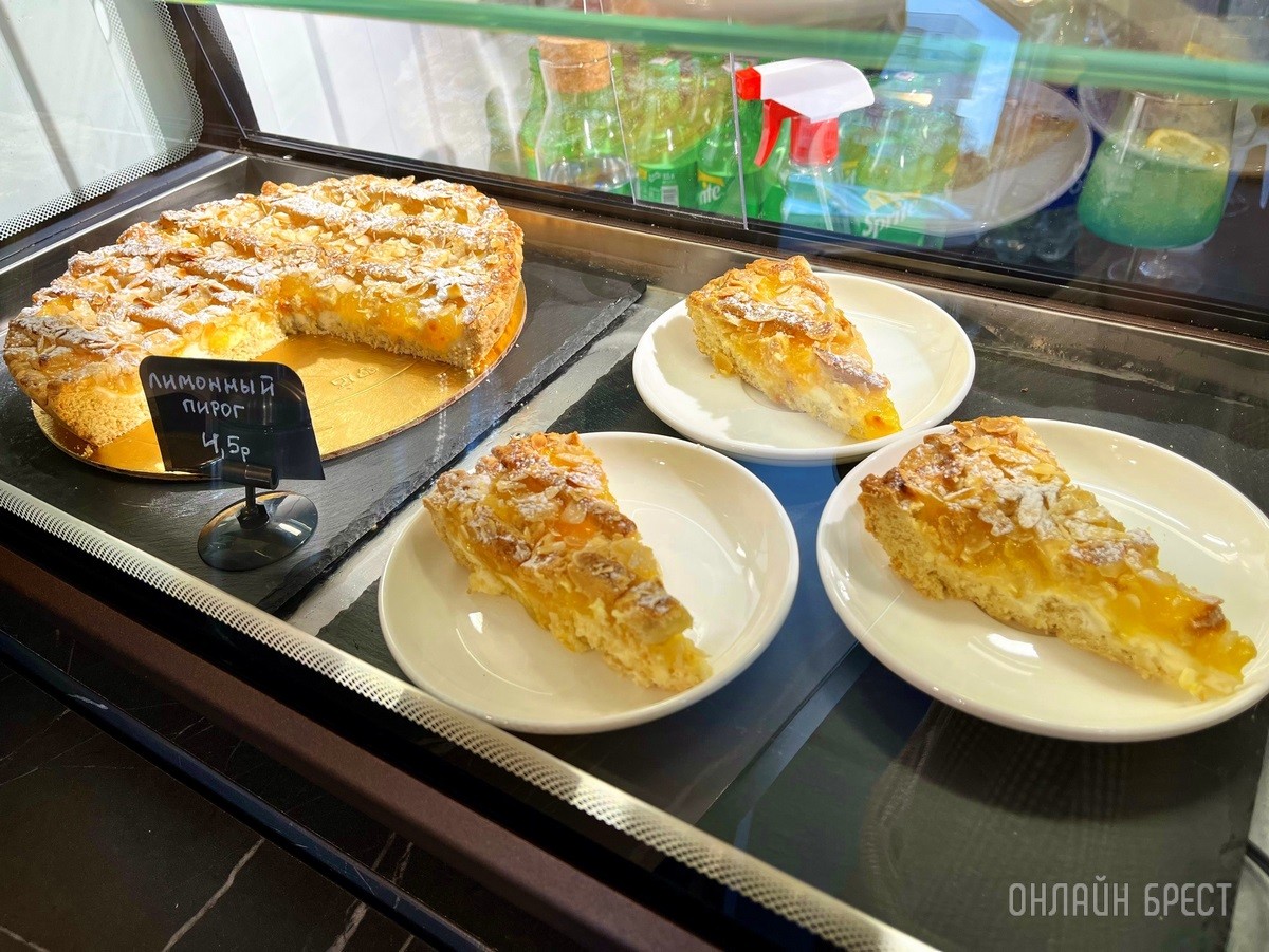 Летняя терраса на крыше кофейни из морского контейнера в Бресте