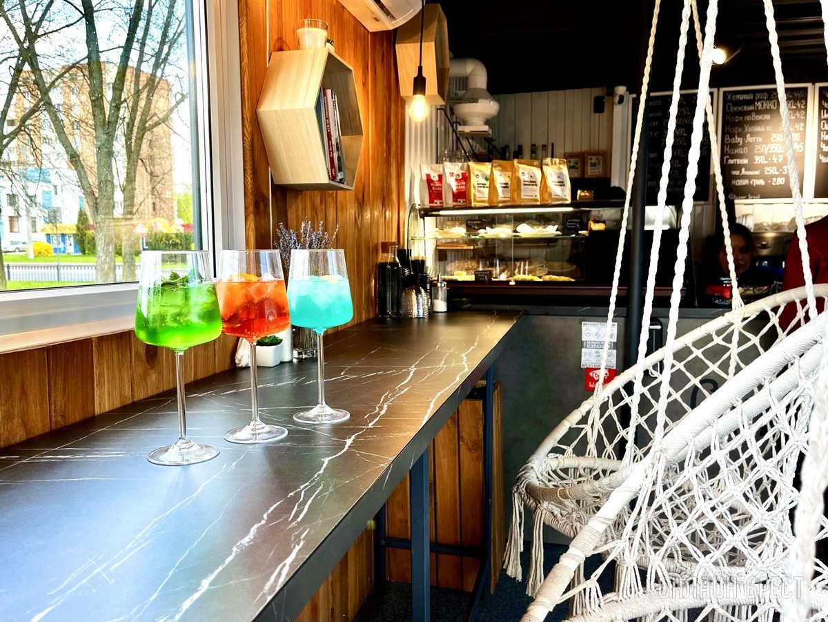 Летняя терраса на крыше кофейни из морского контейнера в Бресте