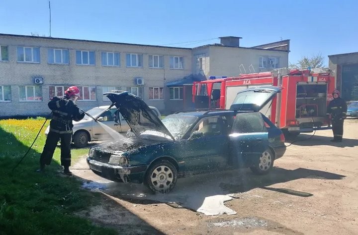 В Березе автомобиль загорелся во время движения