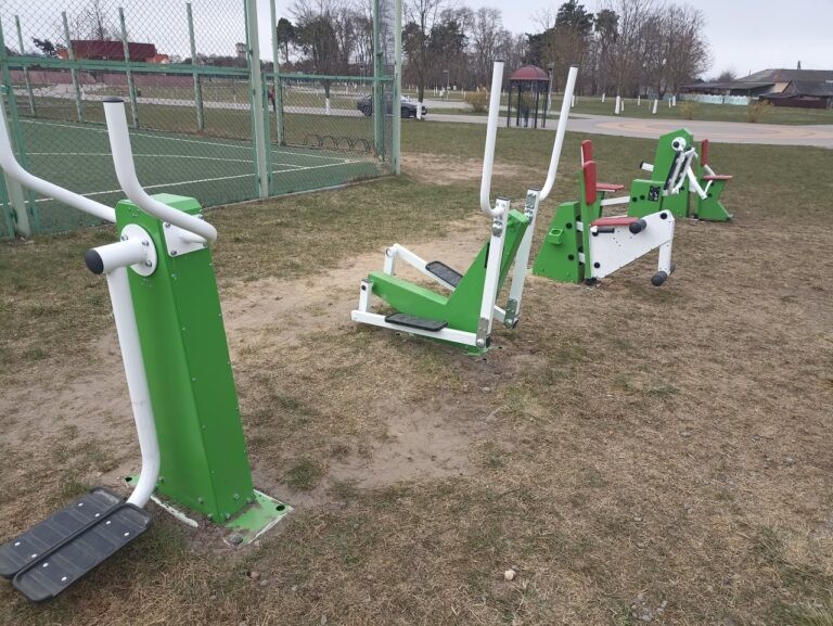 В Дрогичине установили уличные тренажеры