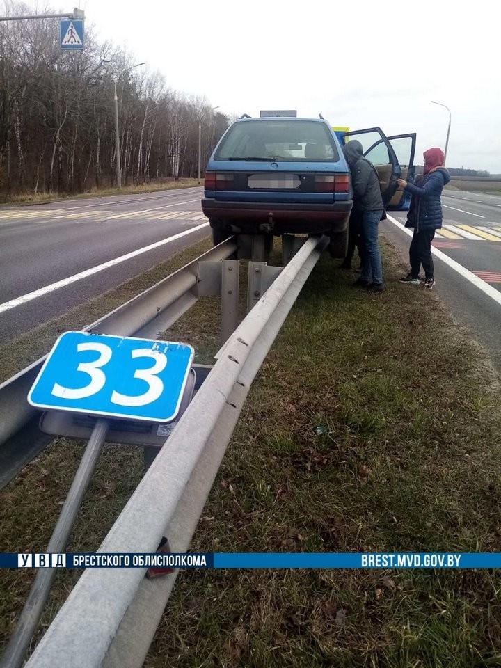 Как житель Бреста на «Пассате» оказался на отбойнике на М1? ГАИ рассказала подробности