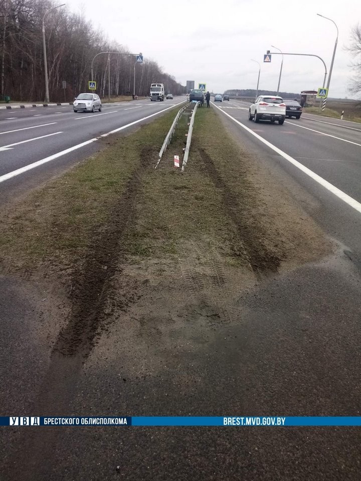 Как житель Бреста на «Пассате» оказался на отбойнике на М1? ГАИ рассказала подробности