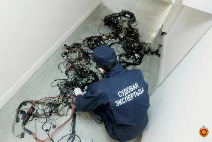 Белорус хотел поменять проводку в автомобиле, а ее украли. Что было дальше?