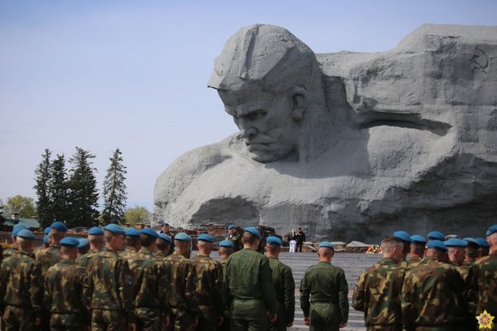 В Брестской крепости состоялась церемония чествования и увольнения в запас десантников