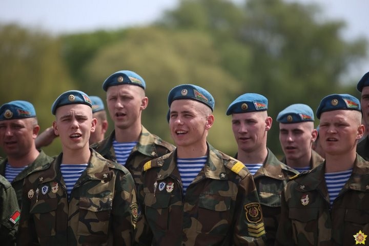 В Брестской крепости состоялась церемония чествования и увольнения в запас десантников