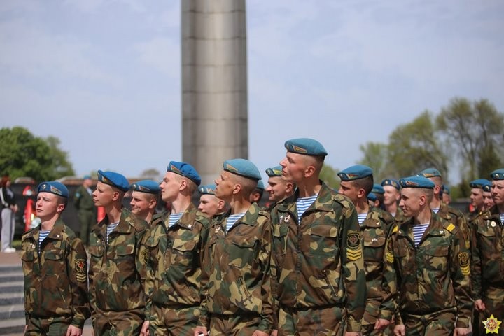 В Брестской крепости состоялась церемония чествования и увольнения в запас десантников
