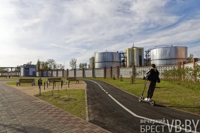Брестчане оценили недавно открытый участок продленной Набережной. И активно там гуляют