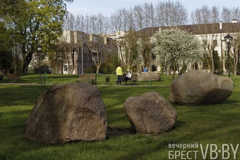 Брестчане оценили недавно открытый участок продленной Набережной. И активно там гуляют