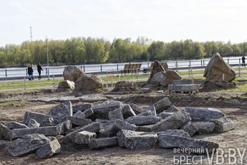 Брестчане оценили недавно открытый участок продленной Набережной. И активно там гуляют