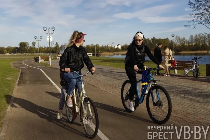 Брестчане оценили недавно открытый участок продленной Набережной. И активно там гуляют