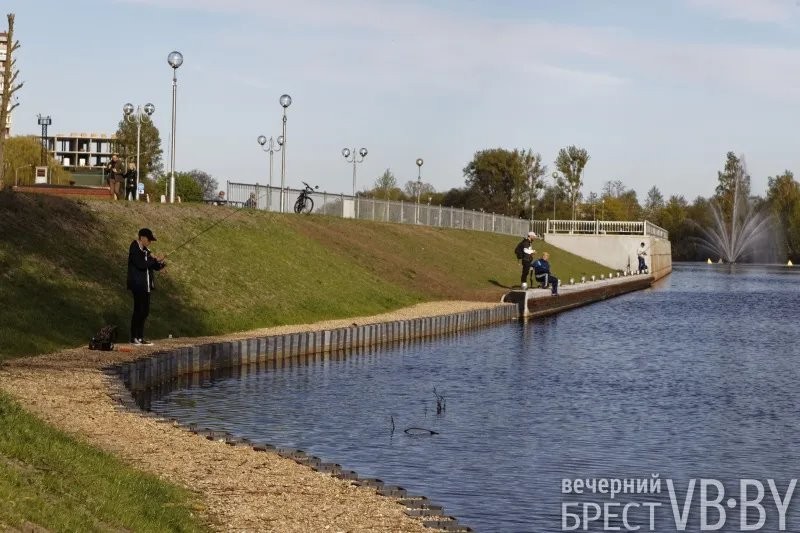 Брестчане оценили недавно открытый участок продленной Набережной. И активно там гуляют