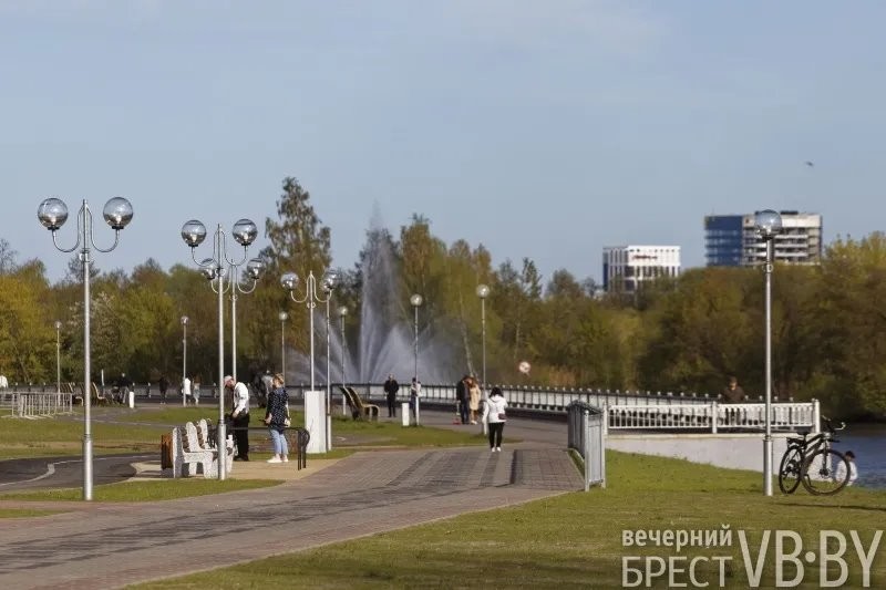 Брестчане оценили недавно открытый участок продленной Набережной. И активно там гуляют