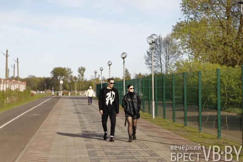 Брестчане оценили недавно открытый участок продленной Набережной. И активно там гуляют