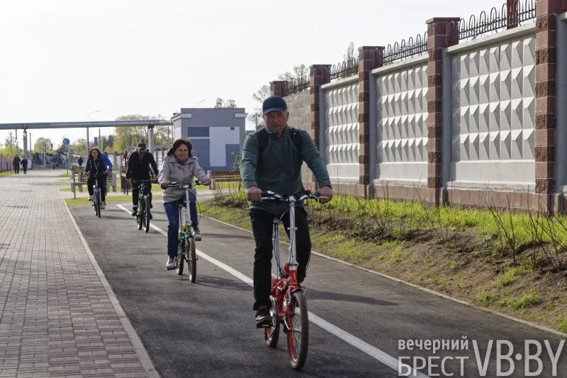 Брестчане оценили недавно открытый участок продленной Набережной. И активно там гуляют