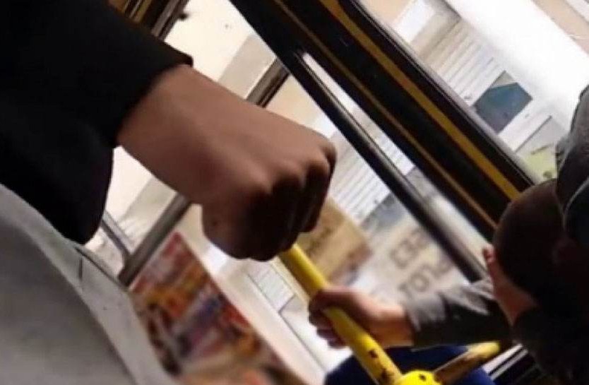 В Пинске пьяный дебошир избил подростка в общественном месте