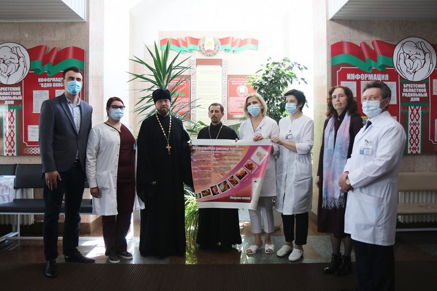 Брестская епархия передала более 200 моделей ребенка для гинекологических кабинетов области