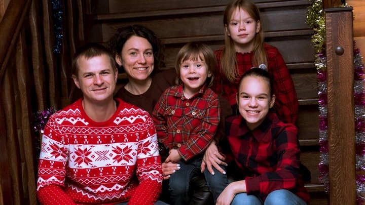 «Бизнес приносит до 4 тысяч рублей в месяц». Посмотрите, как семейная пара зарабатывает на handmade сувенирах