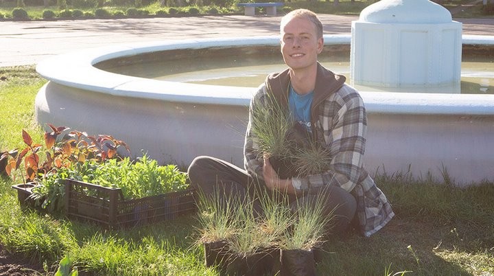 Блогер Кирилл Кветка создает цветущий сад в Брестском техническом университете