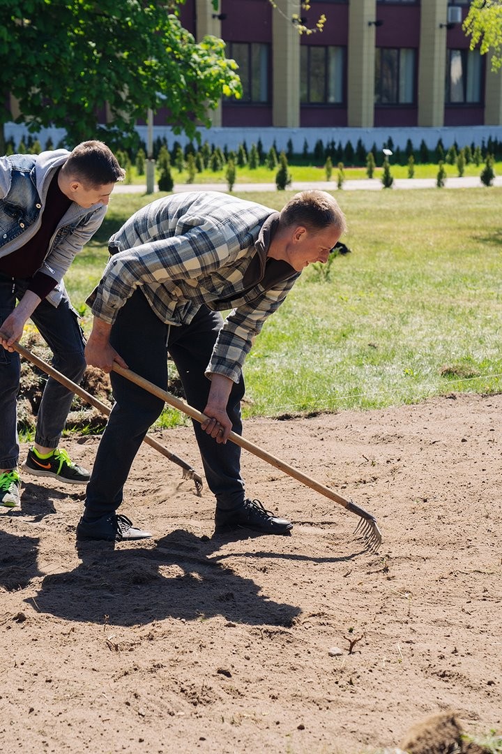 Блогер Кирилл Кветка создает цветущий сад в Брестском техническом университете