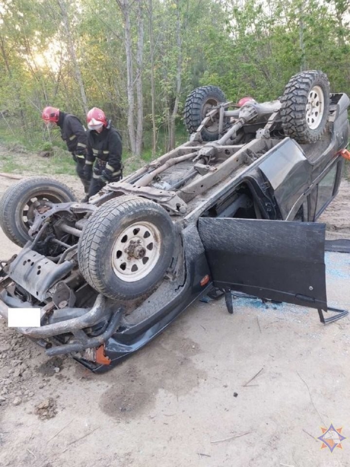 В Бресте перевернулся внедорожник. Работниками МЧС спасена девушка
