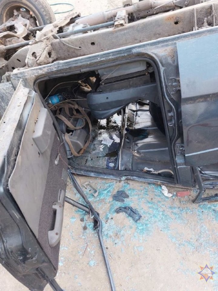 В Бресте перевернулся внедорожник. Работниками МЧС спасена девушка