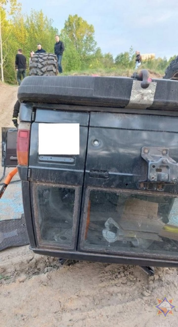 В Бресте перевернулся внедорожник. Работниками МЧС спасена девушка