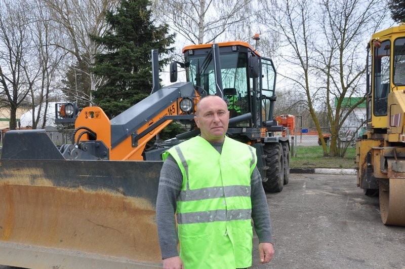 «Хочется создавать, строить, прокладывать для людей качественные дороги». Автогрейдерист из Брестской области рассказал о своей профессии