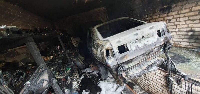 В Пинске в гараже сгорел автомобиль