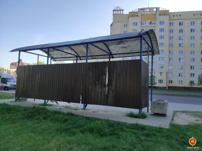 Выпивший мужчина повредил остановку в Бресте