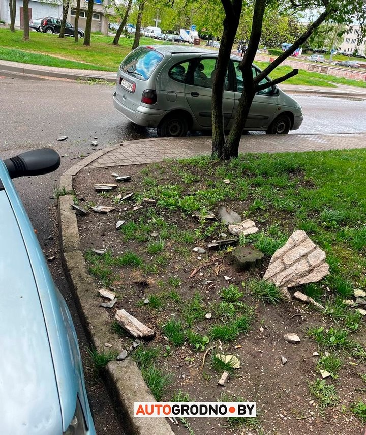 В Гродно кусок стены откололся от многоэтажки и упал на FIAT