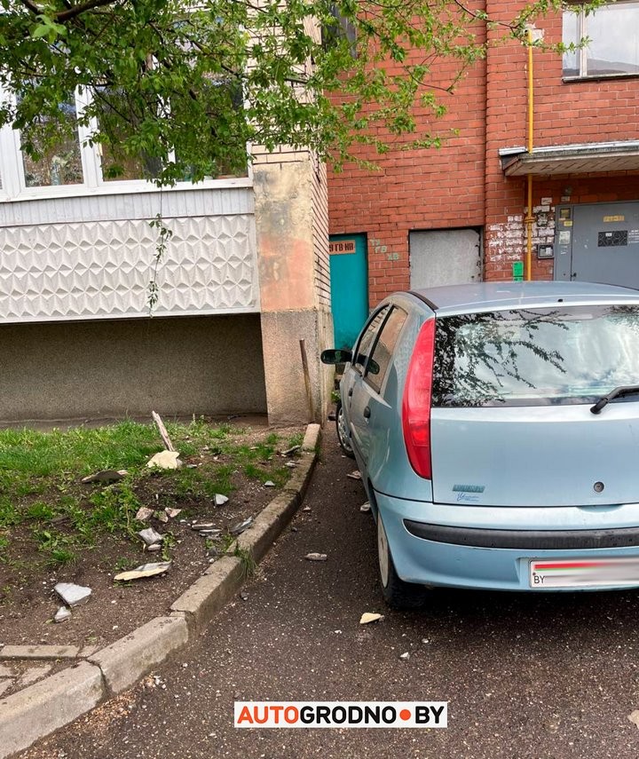 В Гродно кусок стены откололся от многоэтажки и упал на FIAT