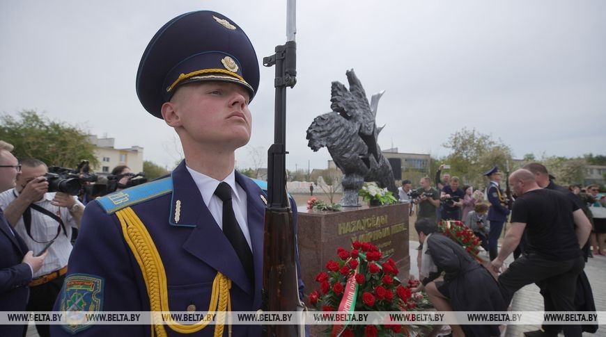 В Барановичах почтили память погибших летчиков Андрея Ничипорчика и Никиты Куконенко. Репортаж