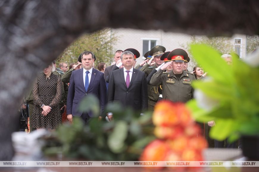 В Барановичах почтили память погибших летчиков Андрея Ничипорчика и Никиты Куконенко. Репортаж